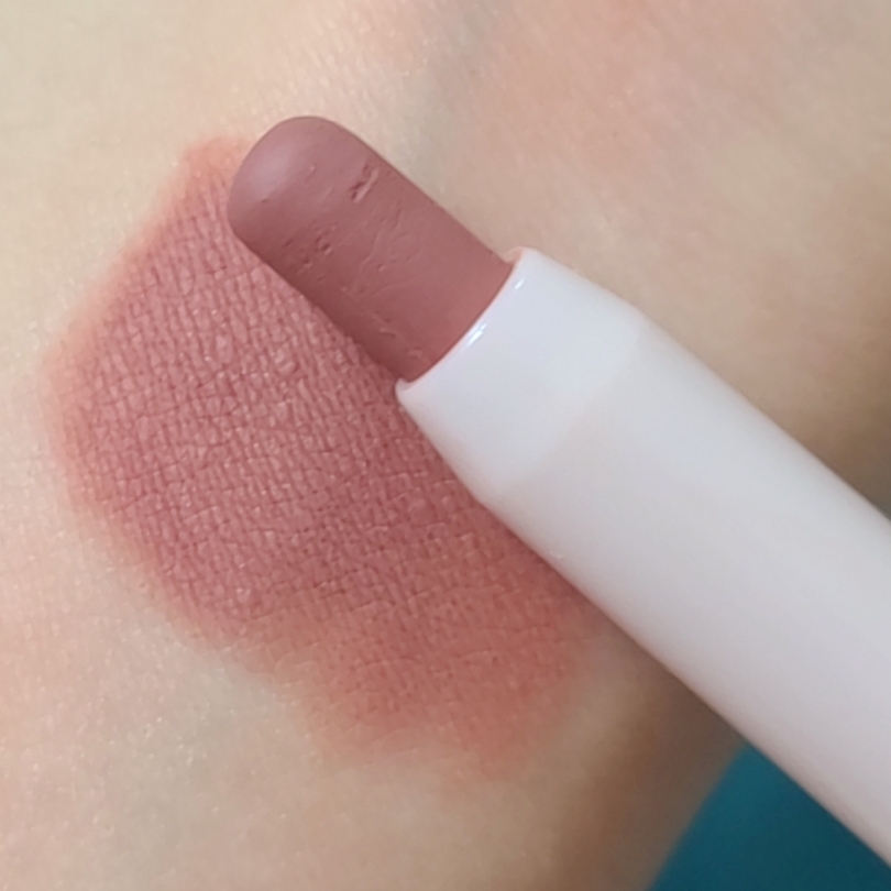 晕染唇笔 [BE02 Nude Beige] （2 英镑）的真实用户使用照片