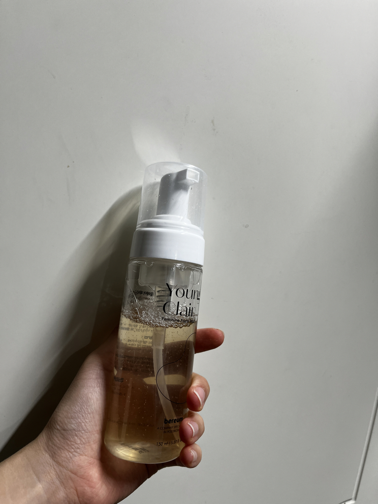 女性泡沫清洗剂的真实用户使用照片