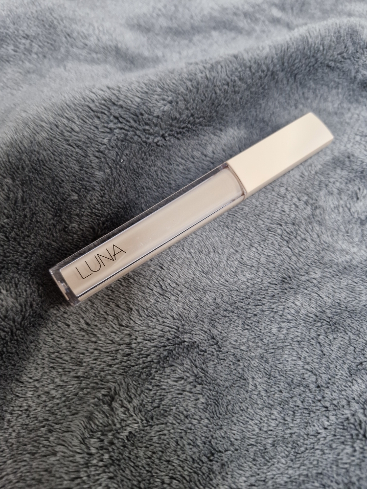 Real user review photo of Long Lasting Tip Concealer Fixing Fit [SPF34/PA++] [No. 1 Vanilla]
