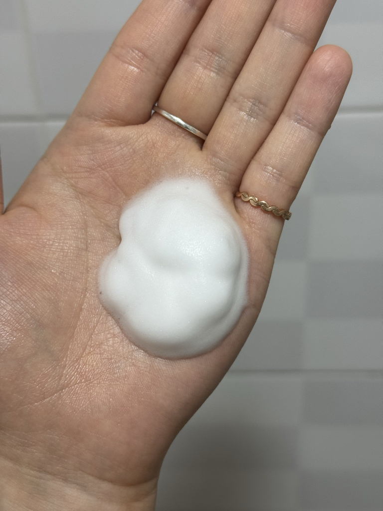 女性泡沫清洗剂的真实用户使用照片