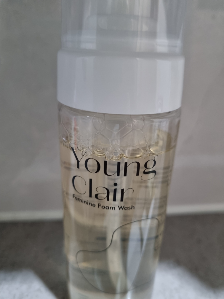 女性泡沫清洗剂的真实用户使用照片