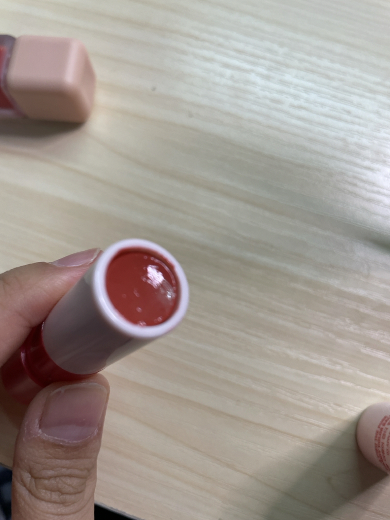 纯净糖果色唇膏 [03 苹果苹果苹果]的真实用户使用照片