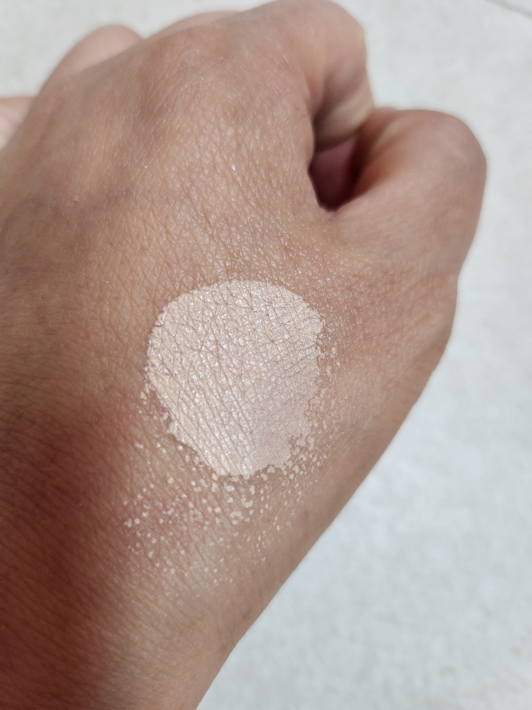 面膜贴合红色靠垫 [SPF40/PA++] [17C 瓷色］的真实用户使用照片