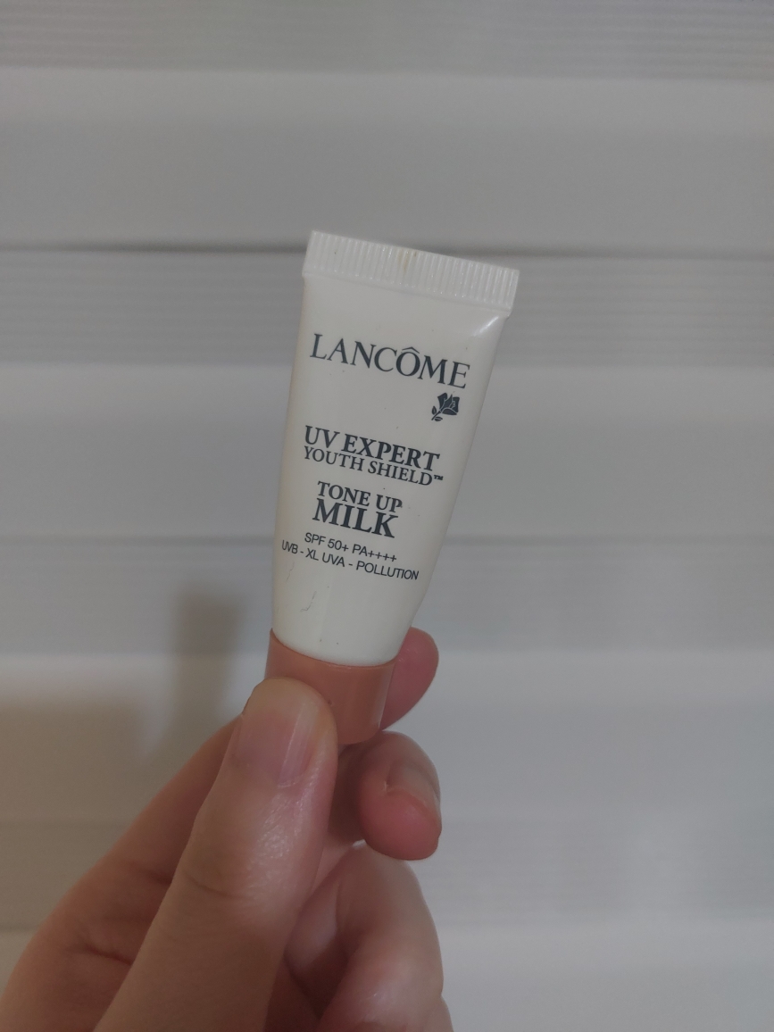 LANCOME UV Expert Youth Shield Tone Up Milk [SPF50+/PA++++