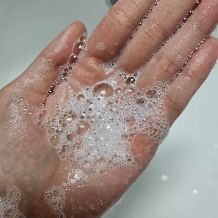 Real user review photo of HYALURONIC ACID WATER PLUMP SHAMPOO