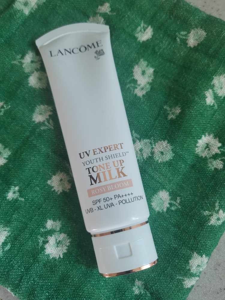 Real user review photo of UV EXPERT TONE UP [SPF50+/PA++++] [ROSY BLOOM]
