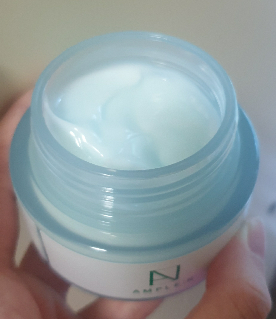 玻尿酸补水乳霜的真实用户使用照片