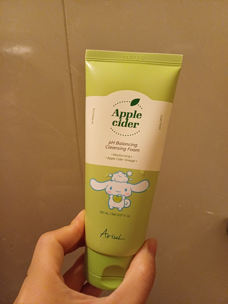 Ariul Apple cider pH Balancing Cleansing Foam review image