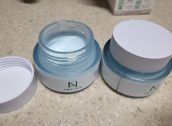 玻尿酸补水乳霜的真实用户使用照片