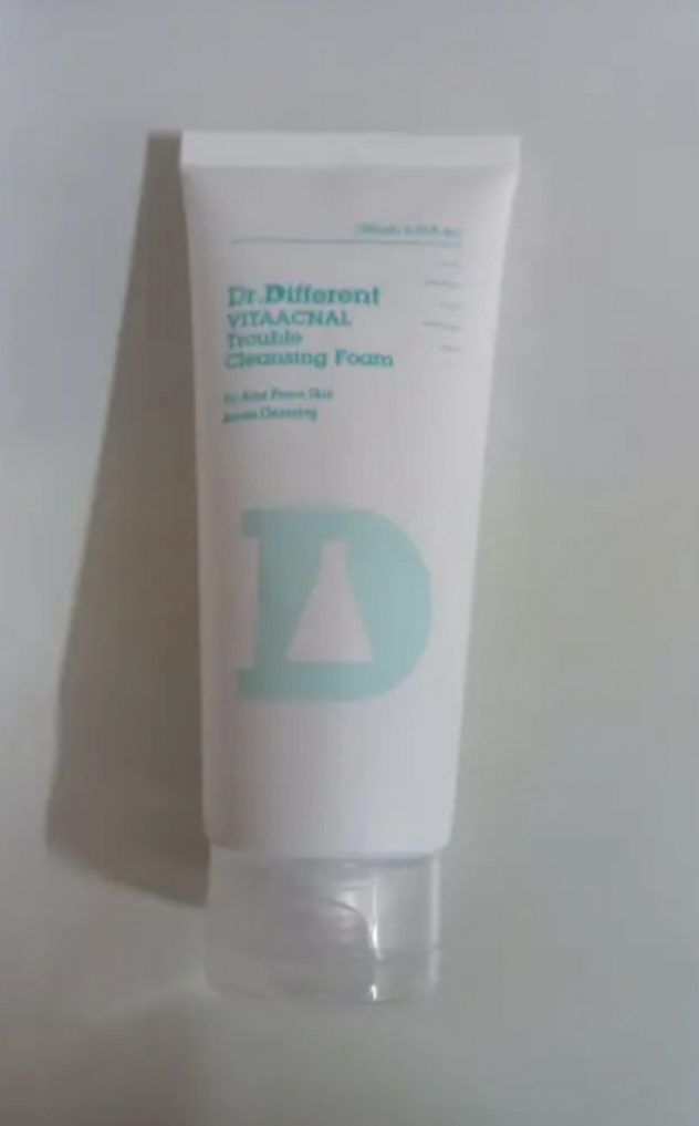 닥터디퍼런트 (Dr.Different) 비타 아크날 트러블 클렌징 폼 review image