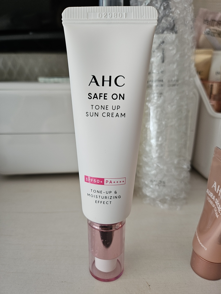 AHC (에이에이치씨) 세이프온 톤업 선크림 [SPF50+/PA++++] review image
