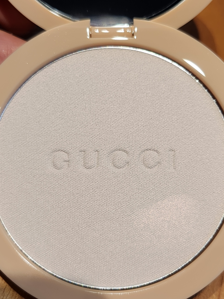 구찌 (GUCCI) 글로우 하이라이터 [01 선라이즈골드] review image