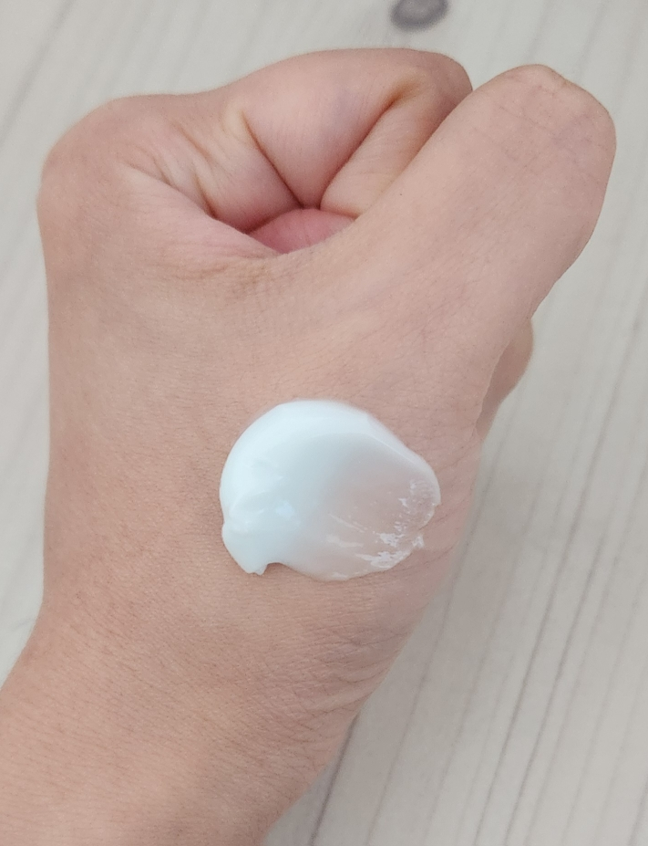玻尿酸补水乳霜的真实用户使用照片