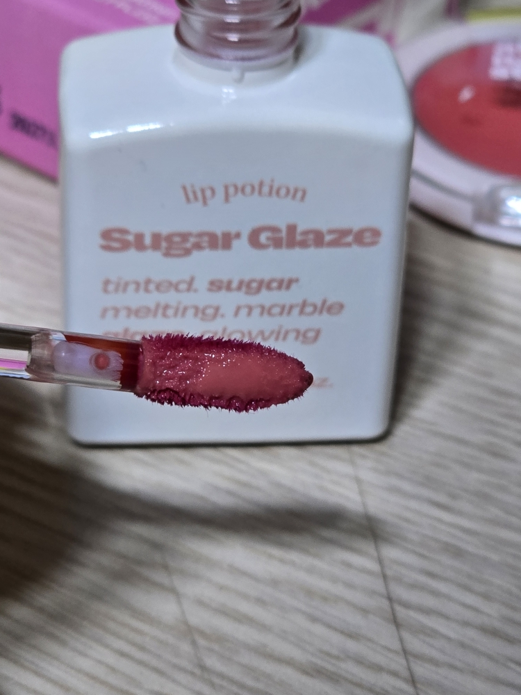 唇部护理糖霜亮泽染唇剂 [2号玫瑰球]的真实用户使用照片