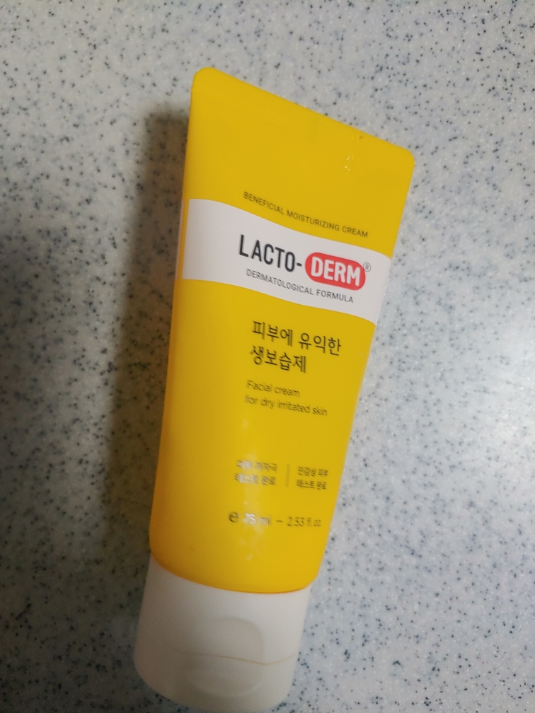 有益于皮肤的保湿剂的真实用户使用照片