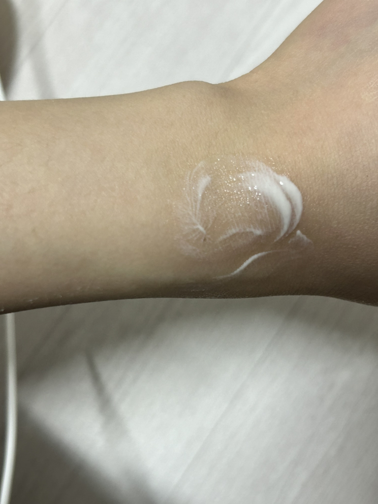 ureun 植物性温和空气动力学防晒精华液 [SPF50+/PA++++] common.review image