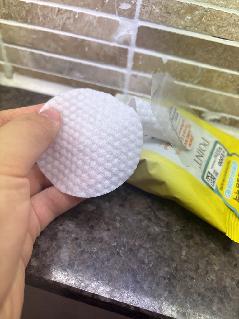 point& Lemon Sparkling Water Perfect Lip & Eye Remover Pad review image