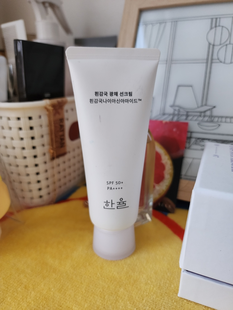 한율 (HANYUL) 흰감국 광채 선크림 [SPF50+/PA++++] review image