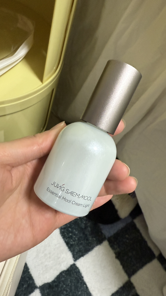 Real user review photo of Essential Mool Cream Light