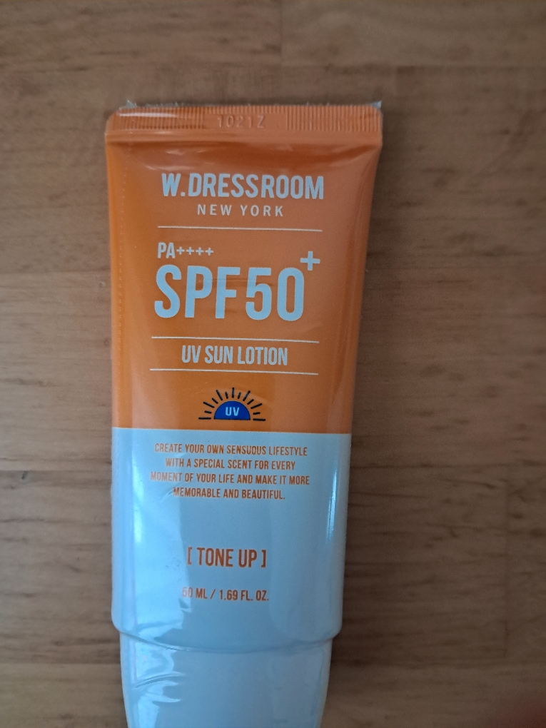더블유드레스룸 (W.DRESSROOM) 브라이트닝 선 로션 [SPF50+/PA++++] review image