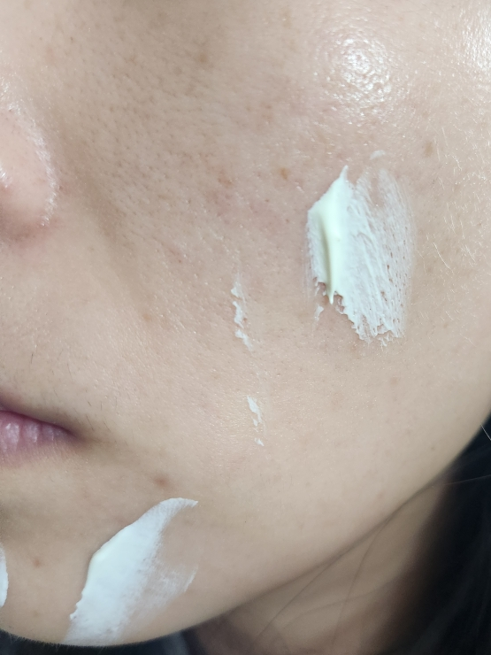 한율 (HANYUL) 흰감국 광채 선크림 [SPF50+/PA++++] review image
