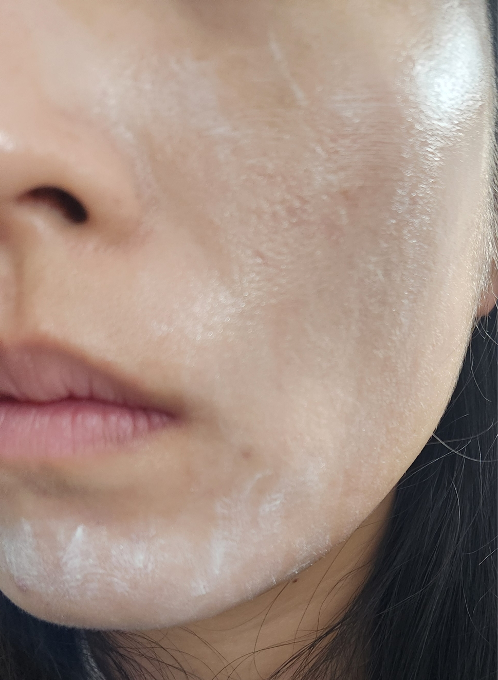 한율 (HANYUL) 흰감국 광채 선크림 [SPF50+/PA++++] review image