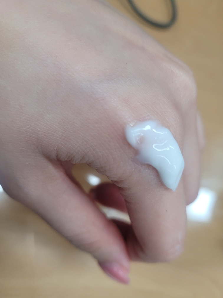 눅스 (NUXE) 레브드미엘 핸드 앤 네일 크림 review image