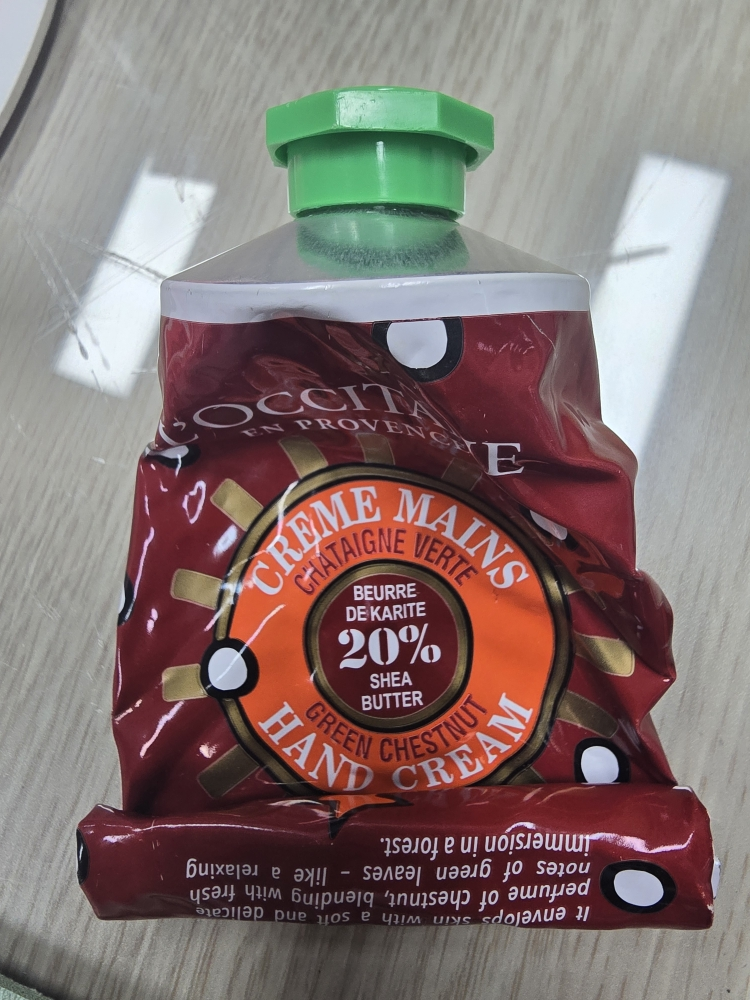 록시땅 (LOCCITANE) 2022 홀리데이 컬렉션 그린 체스트넛 핸드 크림 review image