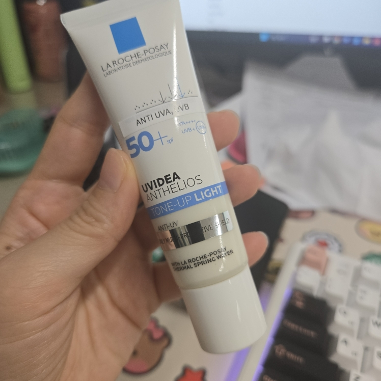 라로슈포제 (LAROCHE-POSAY) 유비데아 안뗄리오스 선크림 [SPF50+/PA++++] [톤업라이트] review image