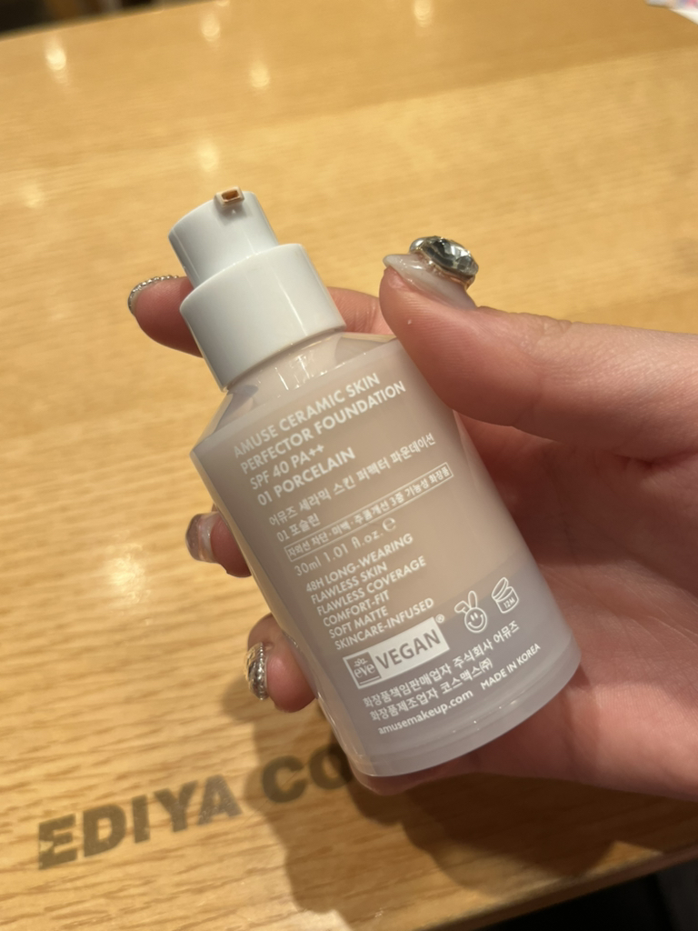 어뮤즈 (AMUSE) 세라믹 스킨 퍼펙터 파운데이션 [SPF40/PA++][01 포슬린] review image
