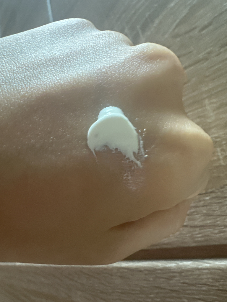 한율 (HANYUL) 흰감국 광채 선크림 [SPF50+/PA++++] review image