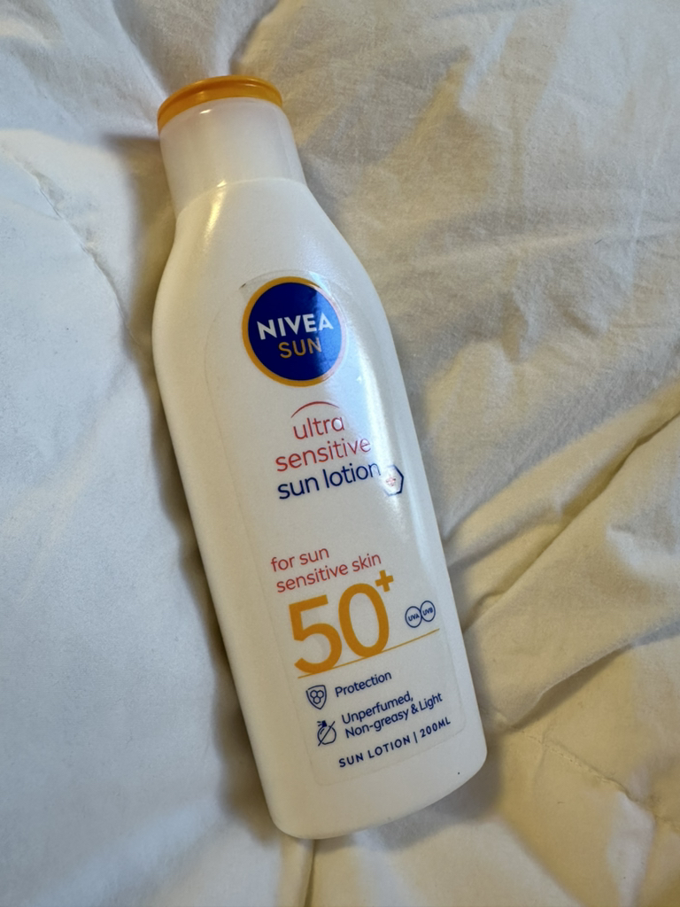 니베아 (NIVEA) 울트라 센서티브 선로션 [SPF50+/PA++++] review image