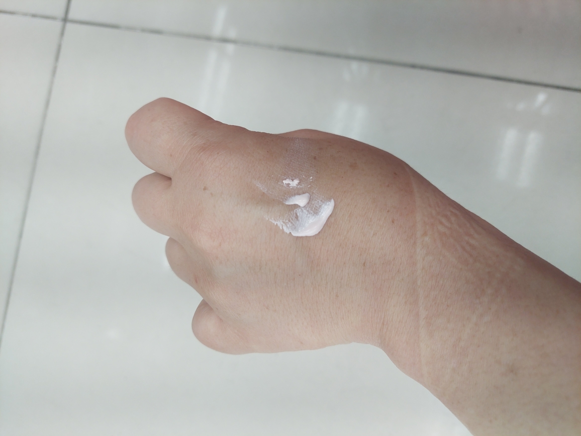 Real user review photo of TONE UP  SHADE [SPF50+/PA++++] [PINK TONE UP SUN]