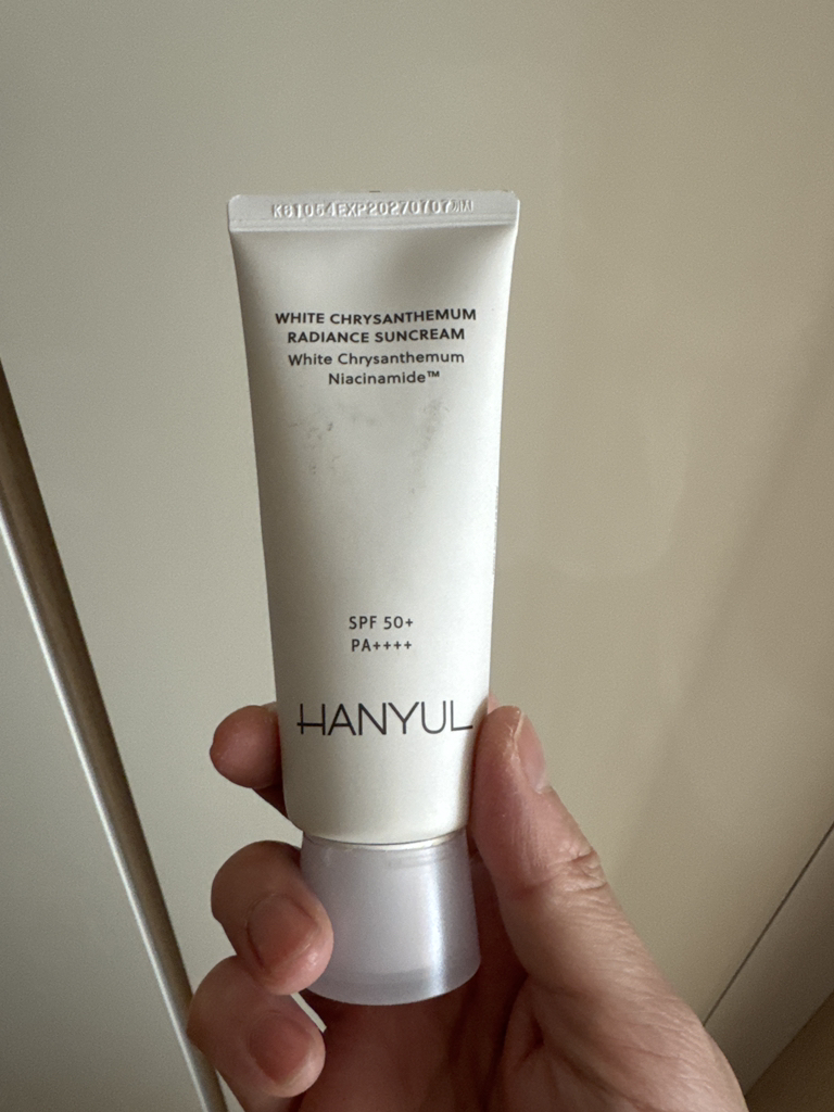 한율 (HANYUL) 흰감국 광채 선크림 [SPF50+/PA++++] review image