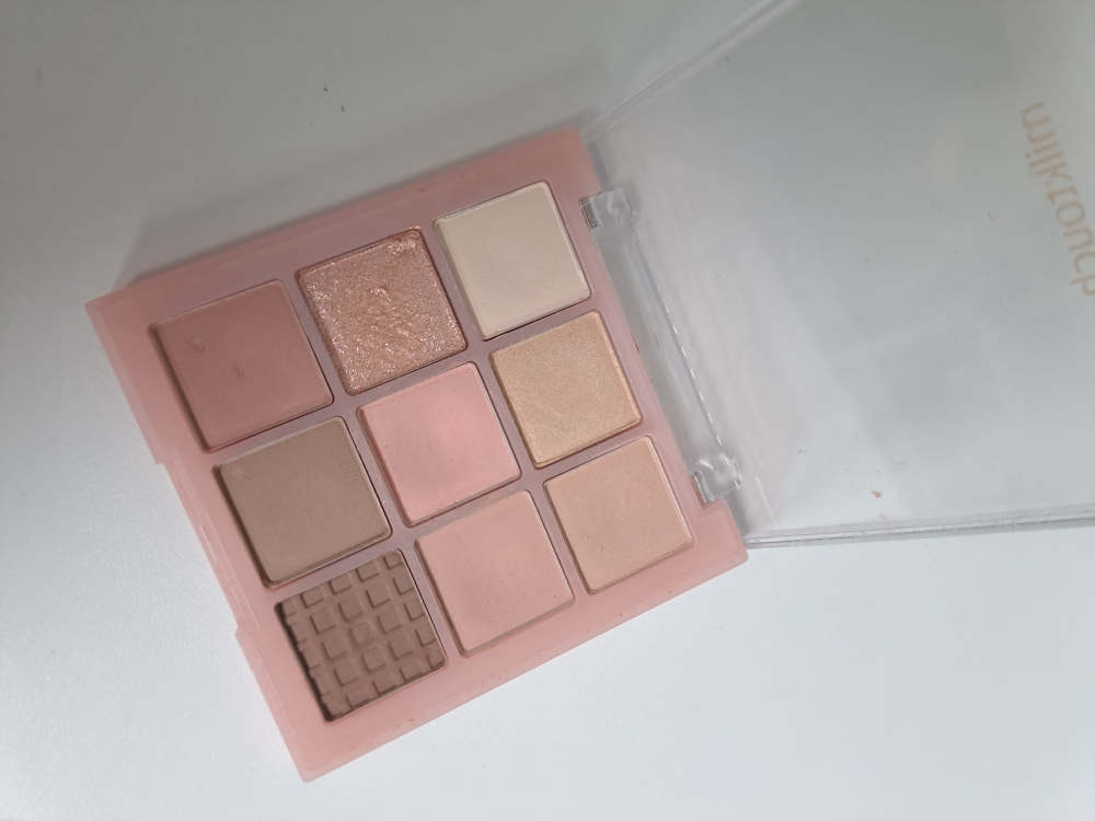 밀크터치 (MilkTouch) 톤 온 섀도우 팔레트 [01 투데이시리얼보울] review image