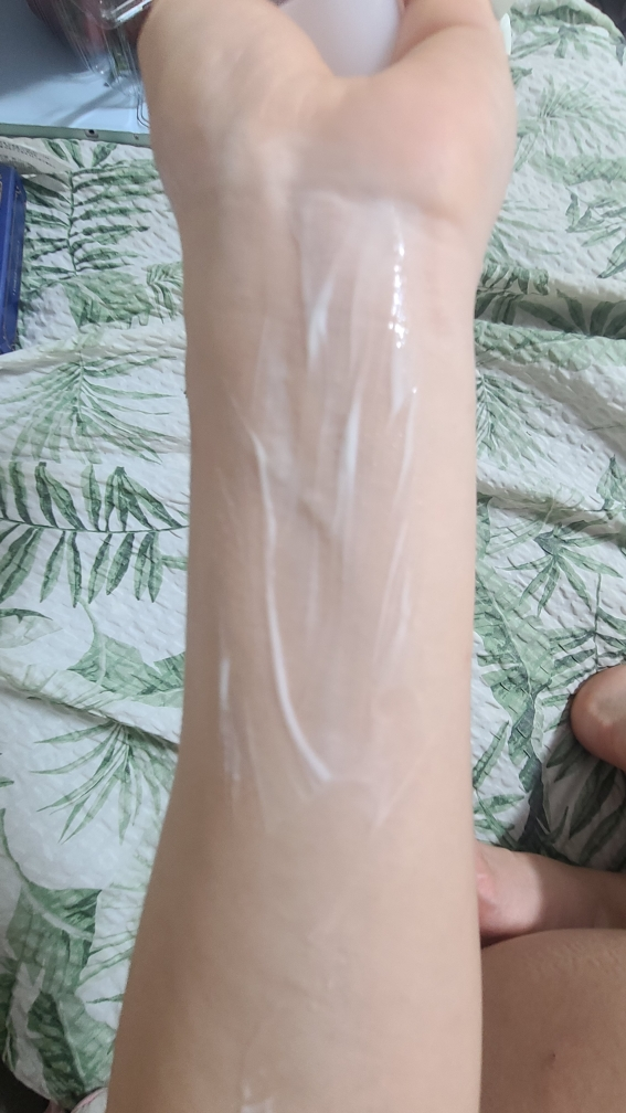 芦荟水润舒缓防晒精华[SPF50+/PA++++]的真实用户使用照片