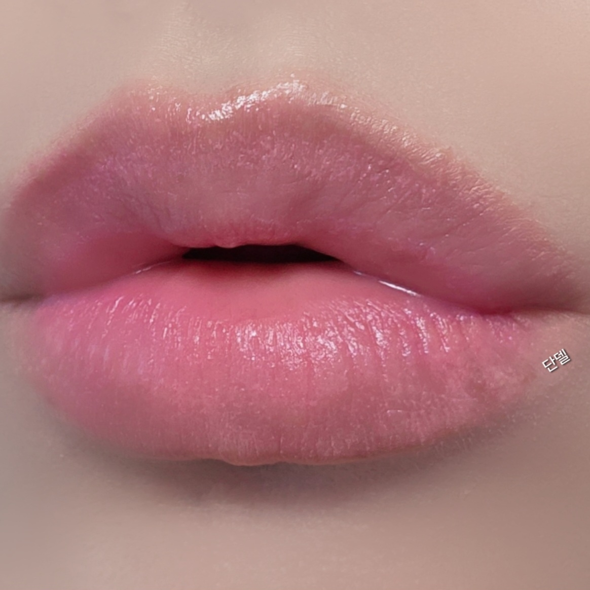 MENTHOLATUM Lip Ice Magic Color Lip Balm [Strawberry] review image