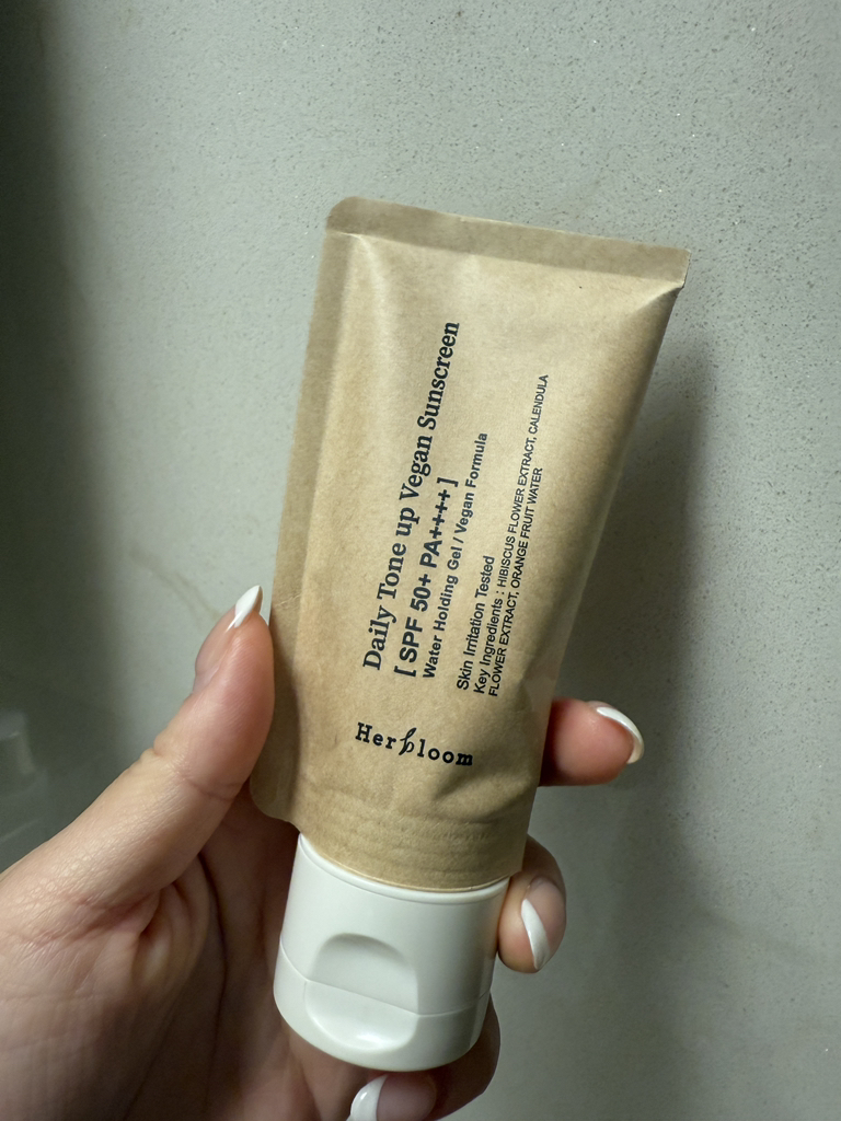 허블룸 (Herbloom) 데일리 톤업 비건 선스크린 [SPF50+/PA++++] review image