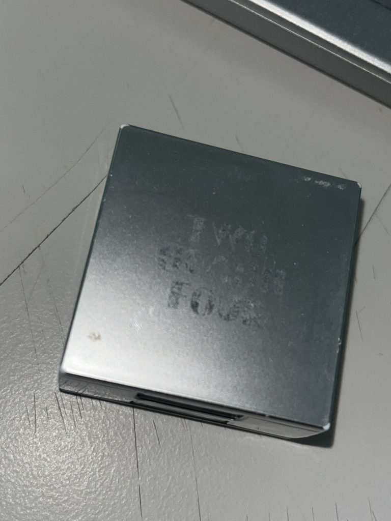 二-斜线-四 抚摸脸部方块 [白色］ common.review image