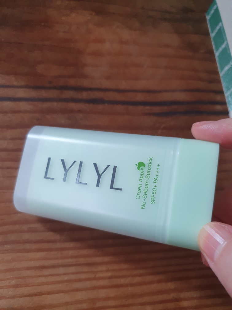 릴릴 (LYLYL) 그린애플 노세범 선스틱 [SPF50+/PA++++] review image