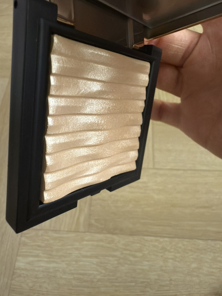 Real user review photo of Prism Highlighter [001 Gold Sheer]