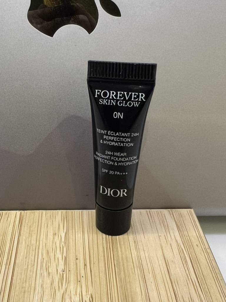디올 (Dior) 포에버 스킨 글로우 24H 웨어 래디언트 파운데이션 [SPF20/PA+++] [0N 뉴트럴] review image