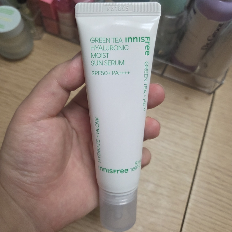 이니스프리 (INNISFREE) 그린티 히알루론산 수분 선세럼 [SPF50+/PA++++] review image