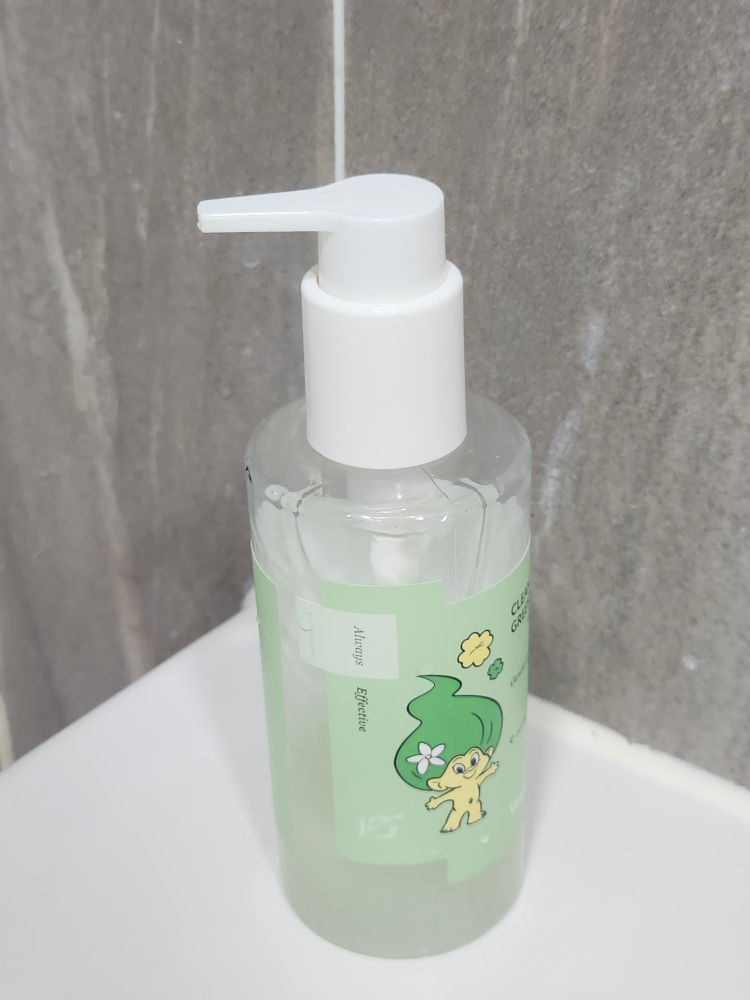 Real user review photo of CLEAN AND GLOW GREEN BARLEY GEL CLEANSER